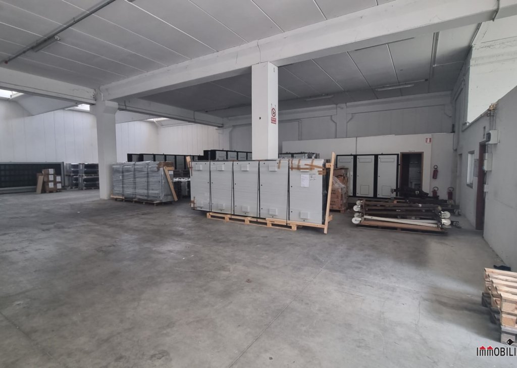 Capannoni e laboratori in vendita  865 m² ottime condizioni, Poggibonsi, località poggibonsi