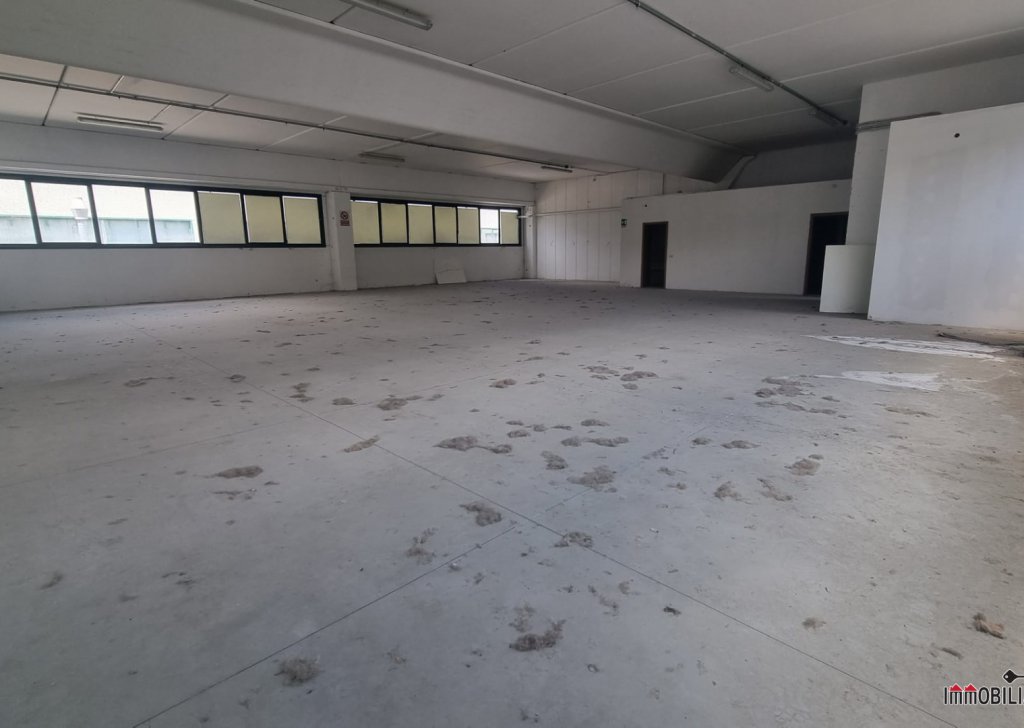 Capannoni e laboratori in vendita  865 m² ottime condizioni, Poggibonsi, località poggibonsi