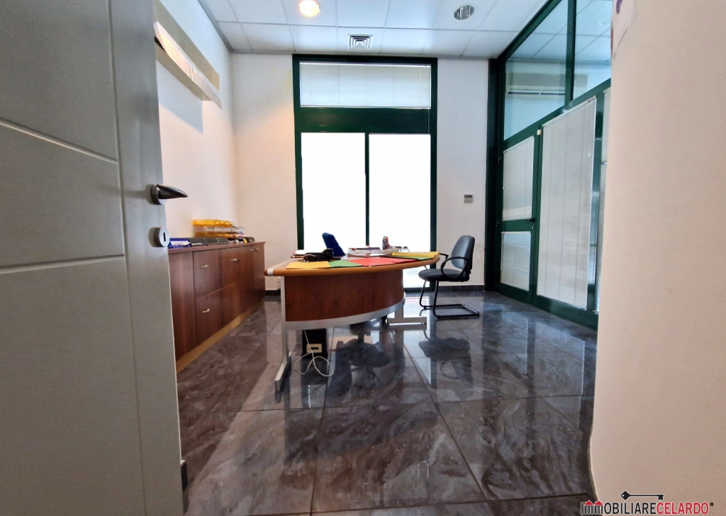 Negozio, commerciale, ufficio in affitto  400 m² ottime condizioni, Poggibonsi, località poggibonsi