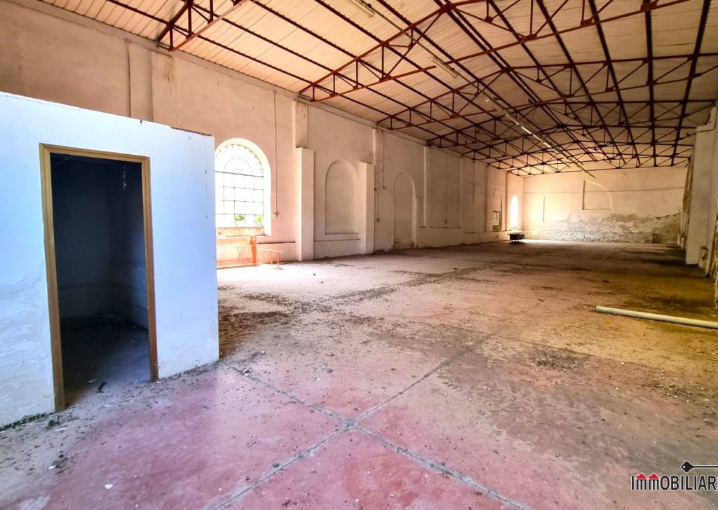 Sheds and laboratories  for sale  620 sqm, Colle di Val d'Elsa, locality Colle di val d'elsa