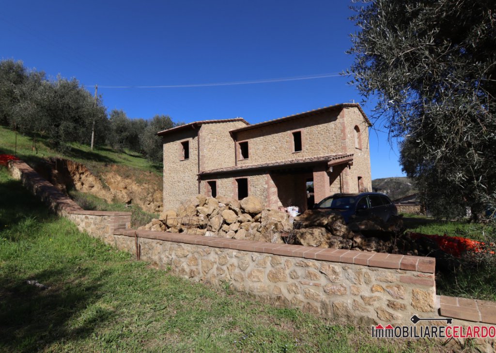 Vendita Rustici e Casali Volterra - Villa totalmente indipendente libera su 4 lati Località volterra